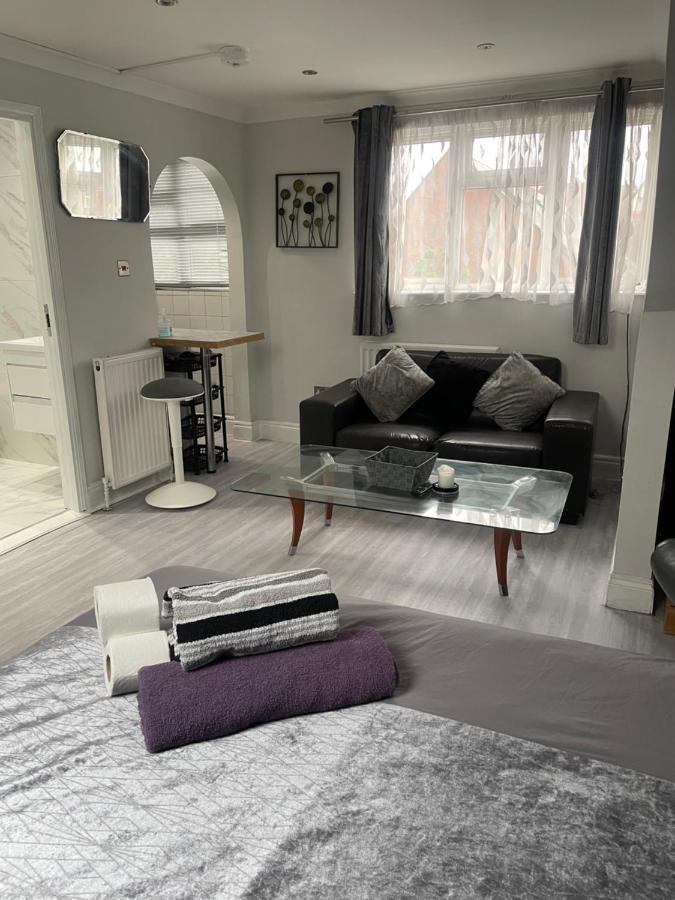 Newly Renovated Studio In Acton Londen Buitenkant foto